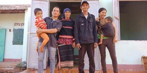 Niềm vui về nhà mới. Ảnh: Hồng Ngọc 