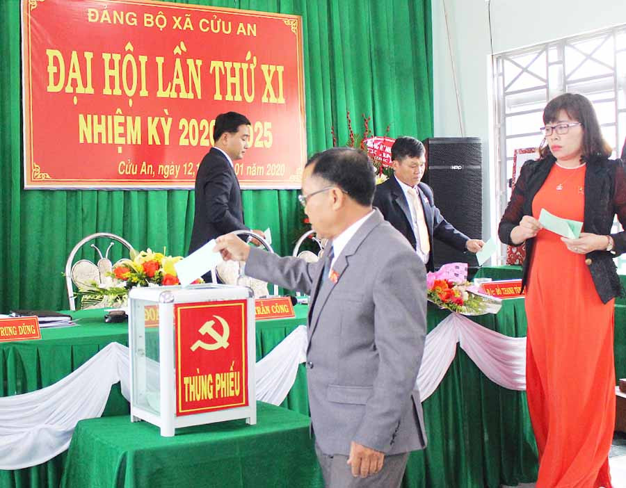  Đại biểu bỏ phiếu bầu Ban Chấp hành Đảng bộ xã Cửu An nhiệm kỳ 2020-2025. Ảnh: H.T
