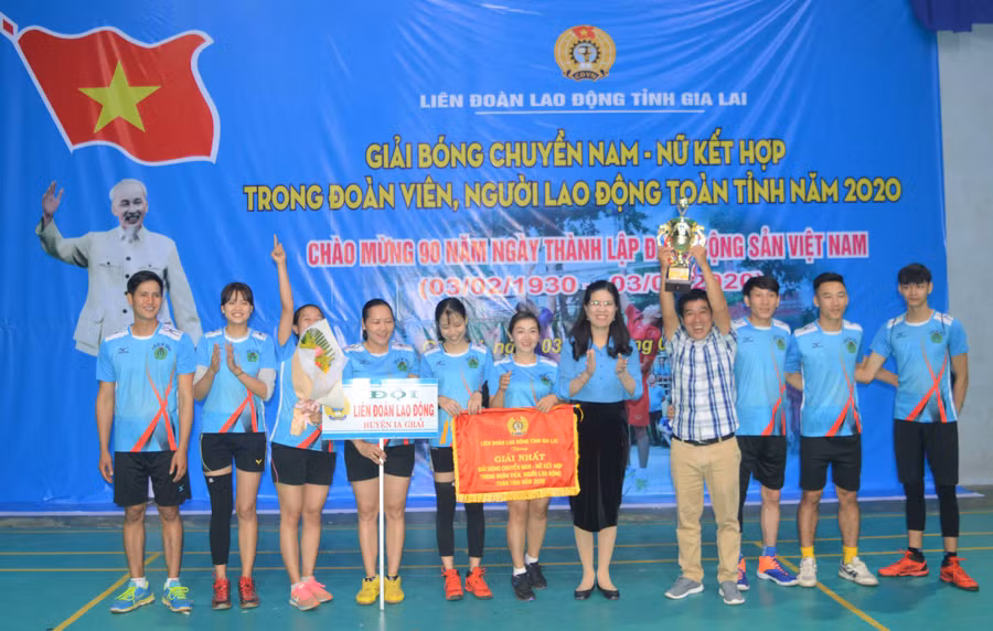 Bà Trần Lệ Nhung-Chủ tịch LĐLĐ tỉnh, Trưởng Ban tổ chức giải trao giải nhất cho LĐLĐ huyện Ia Grai. Ảnh: Đinh Yến	