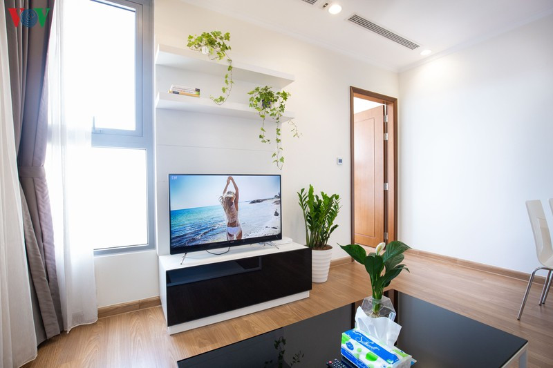 Khu vực kệ TV được bày trí thêm nhiều cây xanh tạo cảm giác tươi mát. Khu vực kệ TV được bày trí thêm nhiều cây xanh tạo cảm giác tươi mát.