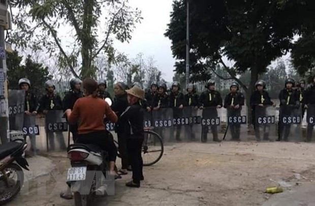 Lực lượng chức năng bảo vệ hiện trường nơi xảy ra vụ việc. - Nguồn: TTXVN