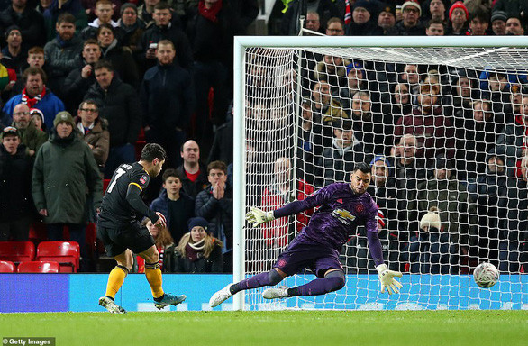  Pha sửa bóng ghi bàn cho Wolverhampton của Neto - Ảnh: GETTY IMAGES