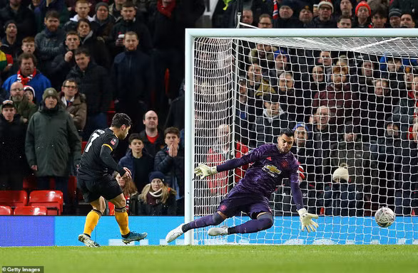  Pha sửa bóng ghi bàn cho Wolverhampton của Neto - Ảnh: GETTY IMAGES