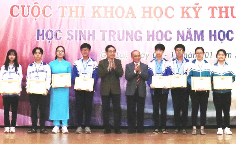  Ban tổ chức trao giải nhất cho các dự án xuất sắc tại cuộc thi. Ảnh: N.H