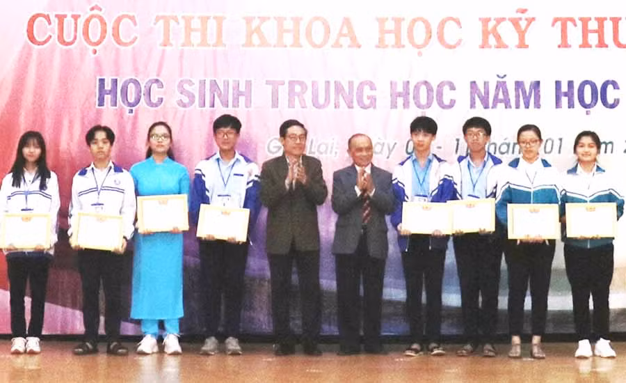  Ban tổ chức trao giải nhất cho các dự án xuất sắc tại cuộc thi. Ảnh: N.H