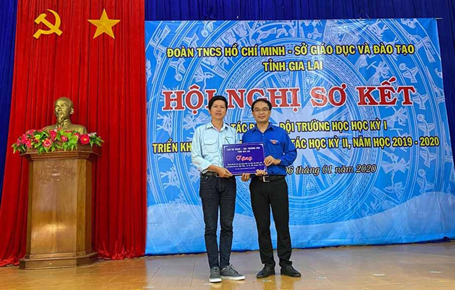 Anh Đỗ Đức Thanh (bìa phải)-Phó Chủ tịch Hội đồng Đội tỉnh trao bảng tương trưng xây dựng một điểm vui chơi, giải trí cho thiếu nhi Trường Tiểu học Ngô Mây. Ảnh: P.L  Anh Đỗ Đức Thanh (bìa phải)-Phó Chủ tịch Hội đồng Đội tỉnh trao bảng tương trưng xây dựng một điểm vui chơi, giải trí cho thiếu nhi Trường Tiểu học Ngô Mây. Ảnh: P.L