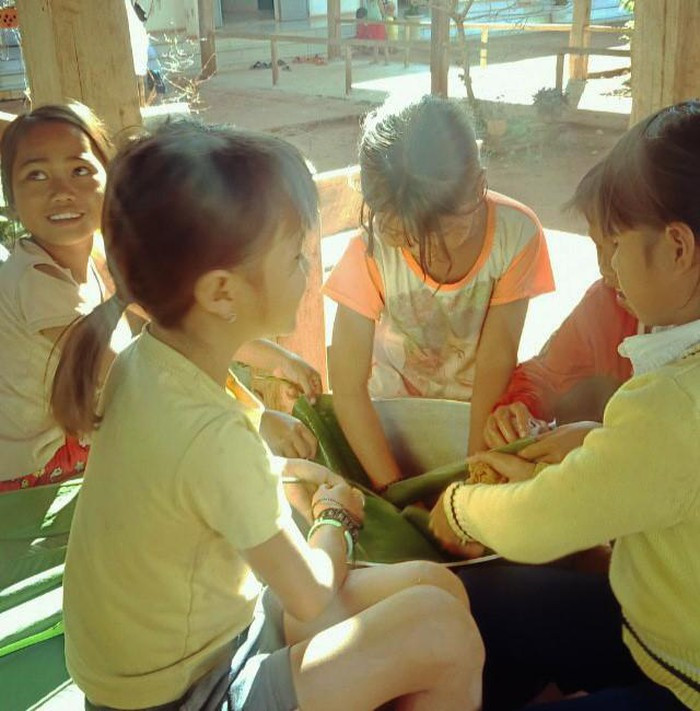 Các em học sinh thích thú khi tham gia trải nghiệm các khâu gói bánh chưng Các em học sinh thích thú khi tham gia trải nghiệm các khâu gói bánh chưng