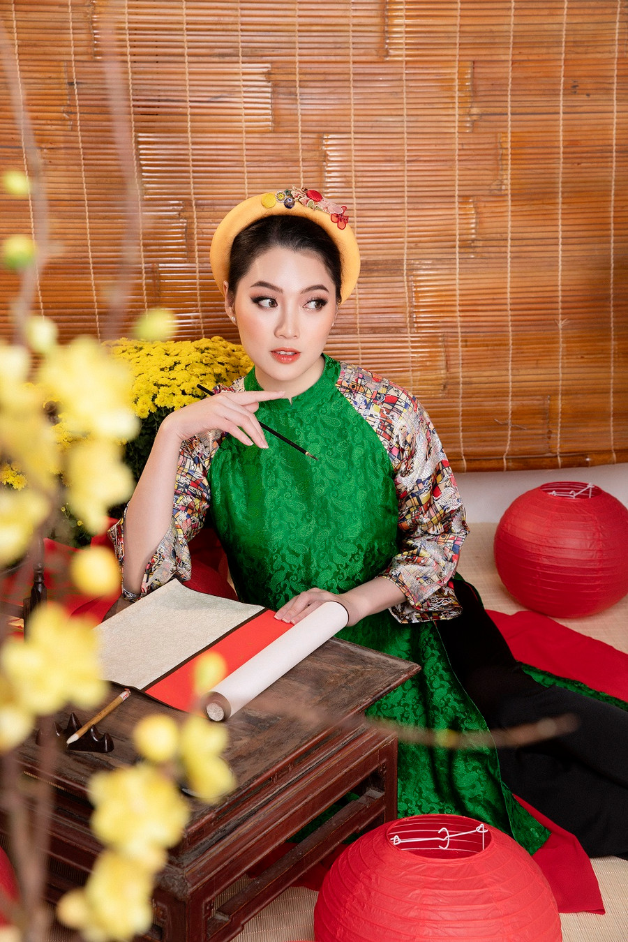 Bên cạnh trang phục truyền thống, Hoài Thu còn gợi nhớ không khí Tết thông qua không gian được bày trí tỉ mỉ.