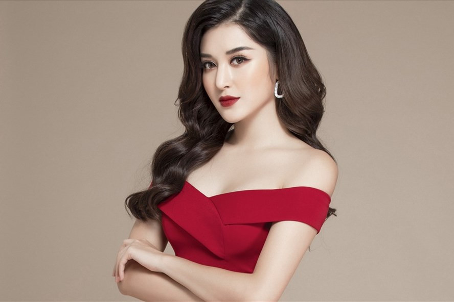  Á hậu sinh năm 1995 khiến người hâm mộ an lòng khi khoe thần thái rạng rỡ, xinh đẹp trong bộ ảnh mới sau sự cố bất ngờ bị ngất xỉu tại sân bay Tân Sơn Nhất những ngày cuối năm Kỷ Hợi vừa qua.