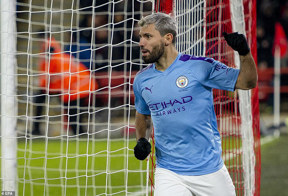  Sergio Aguero ăn mừng bàn mở tỉ số cho M.C - Ảnh: EPA
