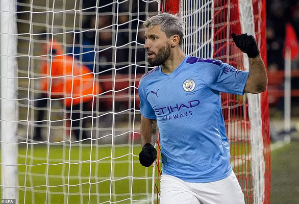  Sergio Aguero ăn mừng bàn mở tỉ số cho M.C - Ảnh: EPA