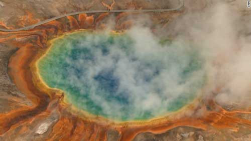 Siêu núi lửa Yellowstone đun nóng hồ nước nằm trong miệng núi lửa. Ảnh: AFP. Siêu núi lửa Yellowstone đun nóng hồ nước nằm trong miệng núi lửa. Ảnh: AFP.