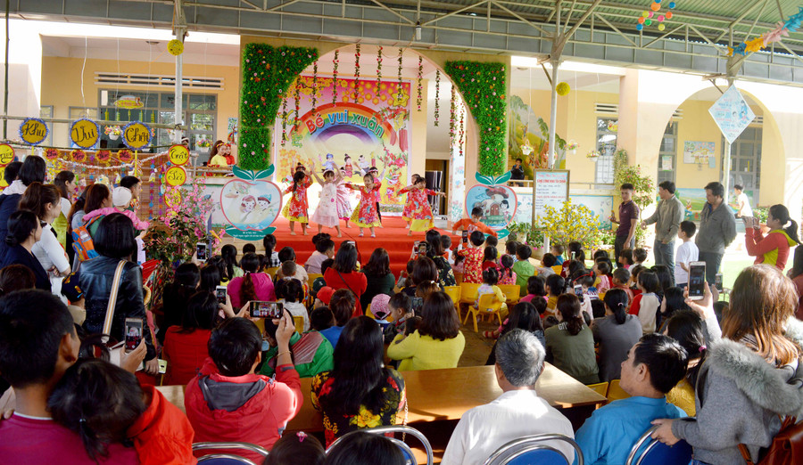 Biểu diễn văn nghệ tại Hội chợ Xuân Tết Canh Tý 2020 tại Trường Mầm non Sao Khuê. Ảnh: Hải Lê