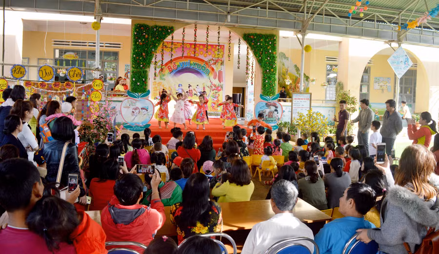 Biểu diễn văn nghệ tại Hội chợ Xuân Tết Canh Tý 2020 tại Trường Mầm non Sao Khuê. Ảnh: Hải Lê