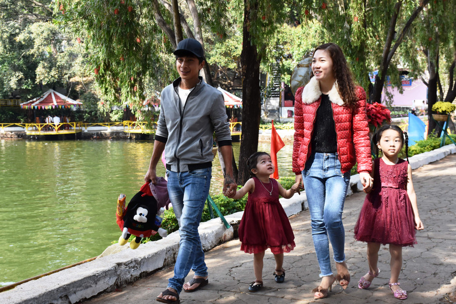 Nhiều gia đình chọn Công viên Diên Hồng (TP. Pleiku) là điểm khởi hành cho chuyến du xuân của mình. Ảnh Trần Dung