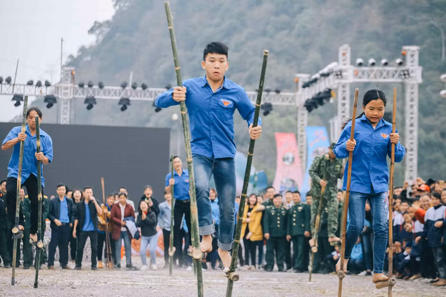  Phần thi đi cà kheo nhận được sự cổ vũ nhiệt tình từ mọi người - Ảnh: MAI THƯƠNG