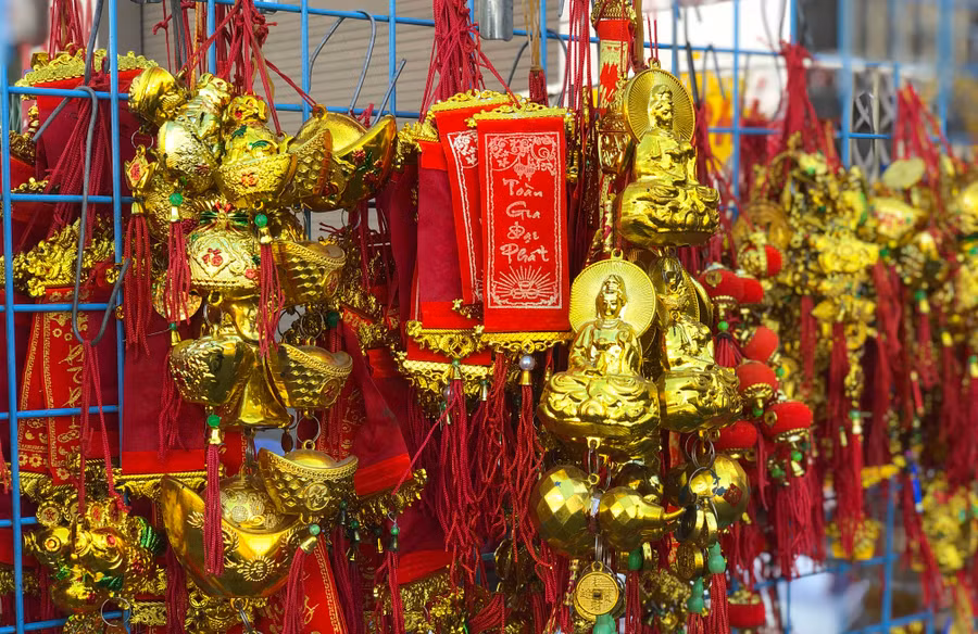 Mặt hàng trang trí Tết rực rỡ sắc màu. Ảnh: Ngọc Thu