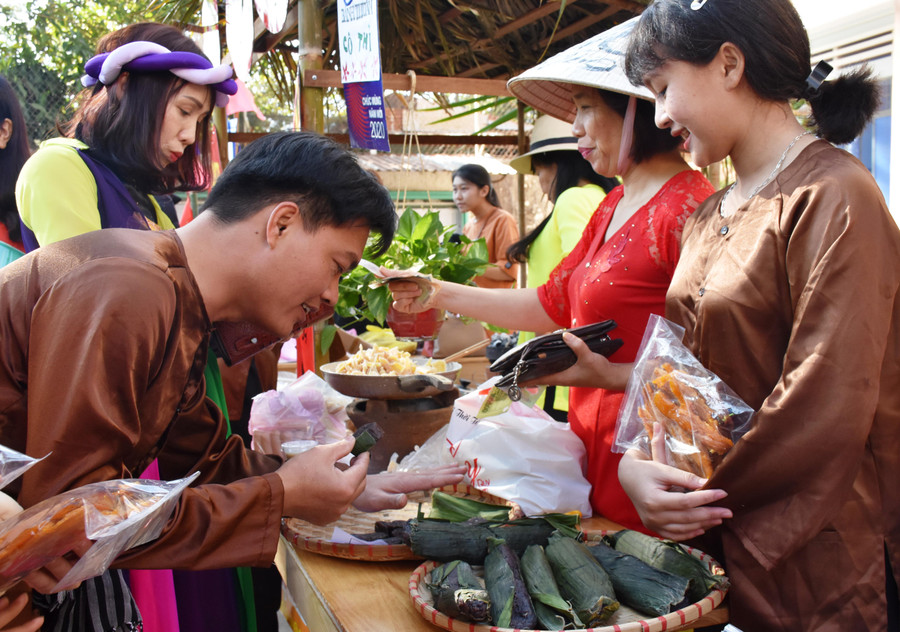 Các món ăn dân dã ngày Tết của mọi miền được mang tới hoạt động trải nghiệm. Ảnh: Trần Dung