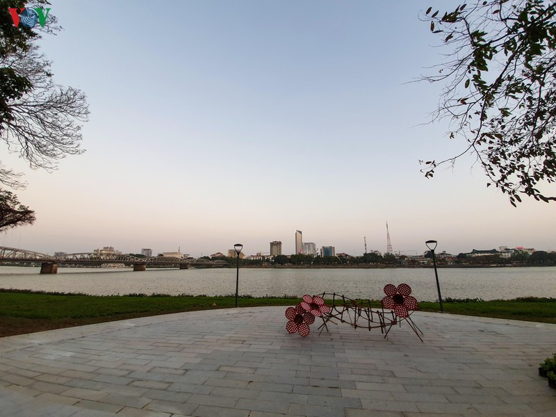 Tuyến đường đi bộ dọc bờ bắc sông Hương nằm trong công viên Thương Bạc đang được công nhân gấp rút thi công, đổ bê tông.