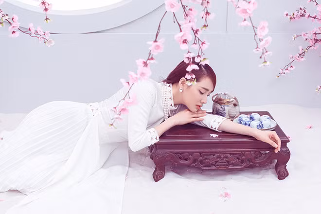  Bao năm qua, xuất hiện trước công chúng vẫn là một Nhã Phương hiền lành, nhu mì, gắn liền với những chiếc đầm thướt tha và phong cách trang điểm nhẹ nhàng