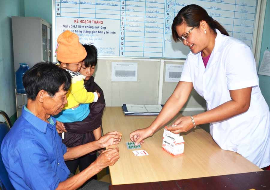 Cán bộ Trạm y tế xã Ayun Hạ ân cần phục vụ người dân. Ảnh: Đ.P