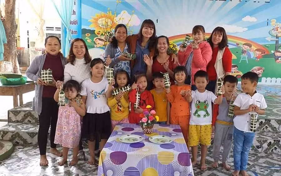  Cô trò Trường Mầm non Bán trú thị trấn Phú Túc (huyện Krông Pa) tham gia hoạt động trải nghiệm đón Tết. Ảnh: M.H