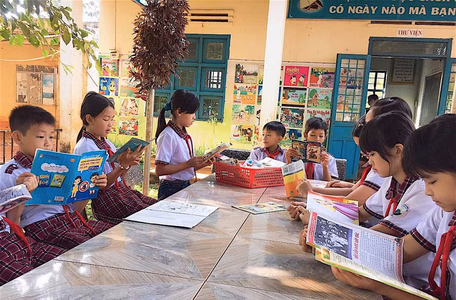 Các em học sinh của Trường Tiểu học Cù Chính Lan (xã Ia Chía, huyện Ia Grai) đọc sách tại thư viện. Ảnh: Mộc Trà