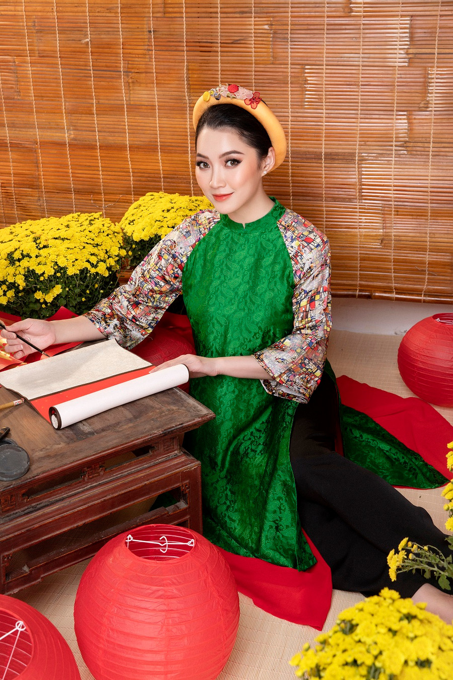 Những thiết kế màu xanh lá, cam, hồng... kết hợp cùng chiếc mấn nhỏ giúp hình ảnh của người đẹp trở nên dịu dàng, nữ tính hơn.