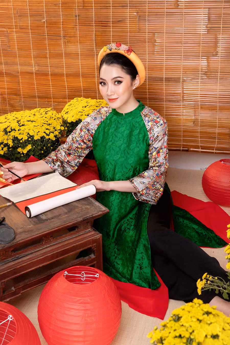 Những thiết kế màu xanh lá, cam, hồng... kết hợp cùng chiếc mấn nhỏ giúp hình ảnh của người đẹp trở nên dịu dàng, nữ tính hơn.