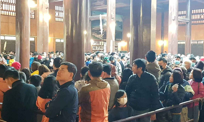 Người ken cứng bên trong nhà chờ để xuống thuyền.