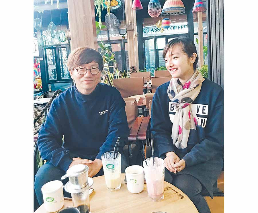 Vợ chồng anh chị Kim Woo Soung thưởng thức cà phê ở Pleiku. Ảnh: L.H Vợ chồng anh chị Kim Woo Soung thưởng thức cà phê ở Pleiku. Ảnh: L.H