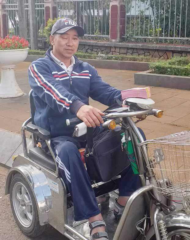 Anh Châu mưu sinh bằng việc bán vé số 4 năm nay. Ảnh: Anh Huy 