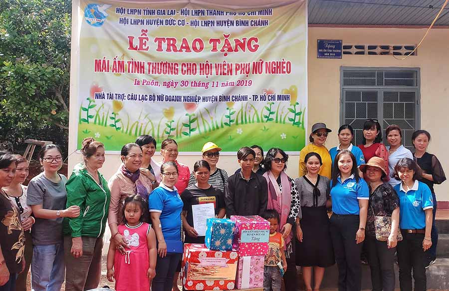 Tặng nhà Mái ấm tình thương cho phụ nữ nghèo. Ảnh: N.B