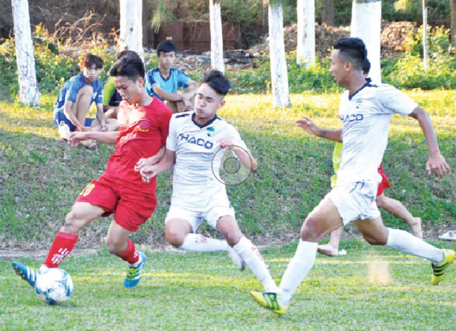  Cầu thủ U17 HAGL (áo trắng) tích cực chuẩn bị các giải đấu trong năm 2020. Ảnh: M.V