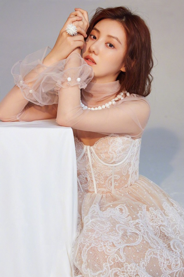 Vương Hạc Nhuận khi khoác lên mình vẻ dịu dàng. Ảnh: QQ