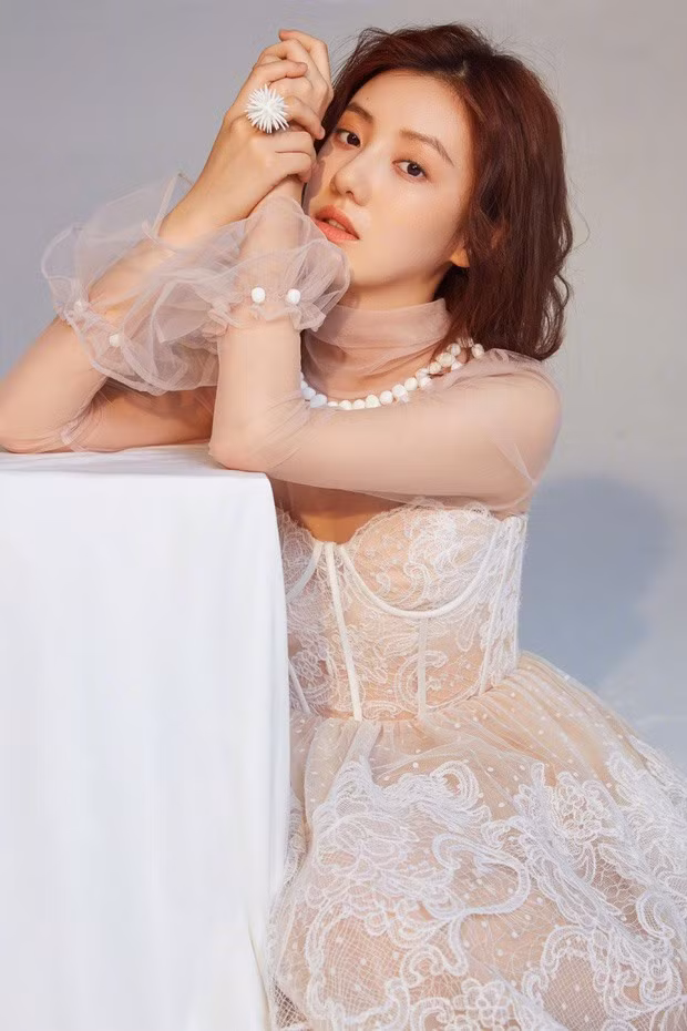 Vương Hạc Nhuận khi khoác lên mình vẻ dịu dàng. Ảnh: QQ