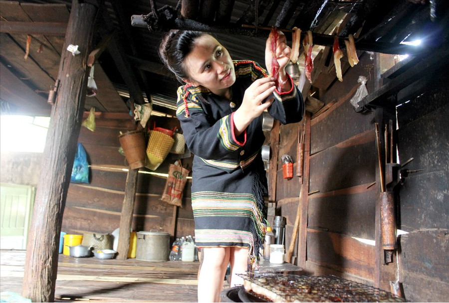 Thịt, cá gác bếp là món ngon để đãi khách quý. Ảnh: Huỳnh Thủy Thịt, cá gác bếp là món ngon để đãi khách quý. Ảnh: Huỳnh Thủy