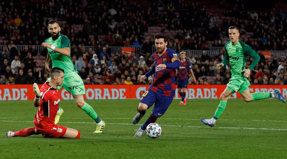 Messi lừa qua thủ thành Cuellar rồi dứt điểm vào lưới trống ở phút 89 - Ảnh: REUTERS