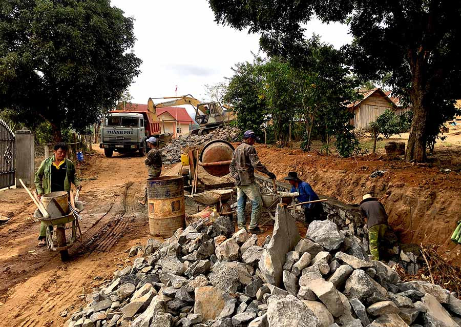  Làm đường giao thông nông thôn ở xã Krong (huyện Kbang). Ảnh: L.H