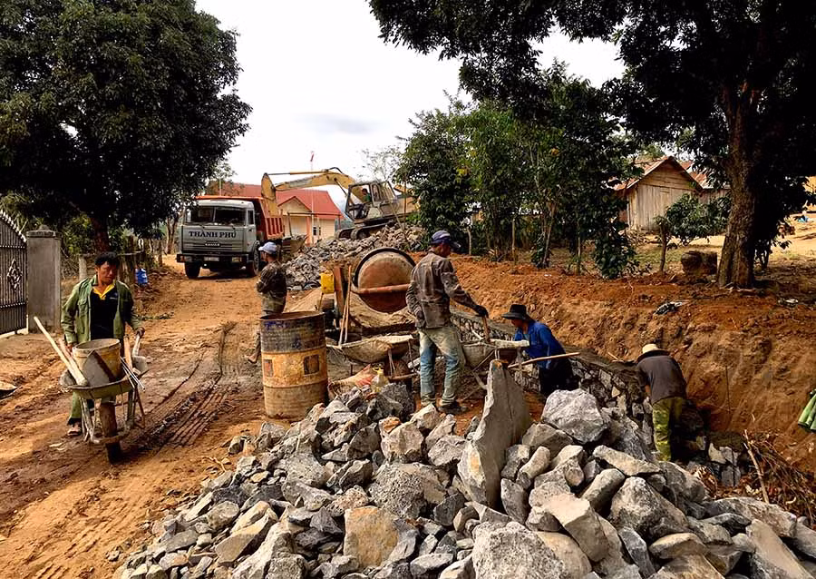  Làm đường giao thông nông thôn ở xã Krong (huyện Kbang). Ảnh: L.H