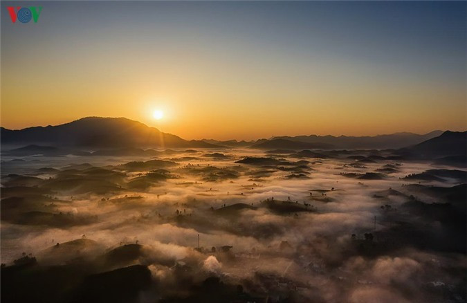 Nếu được tận mắt ngắm vẻ đẹp của đồi chè Long Cốc, bạn sẽ ngỡ như đang lạc giữa chốn tiên cảnh đẹp mê hồn. Nếu được tận mắt ngắm vẻ đẹp của đồi chè Long Cốc, bạn sẽ ngỡ như đang lạc giữa chốn tiên cảnh đẹp mê hồn.