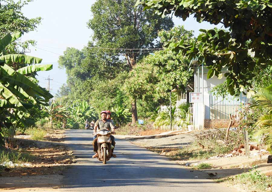 Hạ tầng giao thông được quan tâm đầu tư giúp bộ mặt các thôn làng khởi sắc. Ảnh: L.T Hạ tầng giao thông được quan tâm đầu tư giúp bộ mặt các thôn làng khởi sắc. Ảnh: L.T