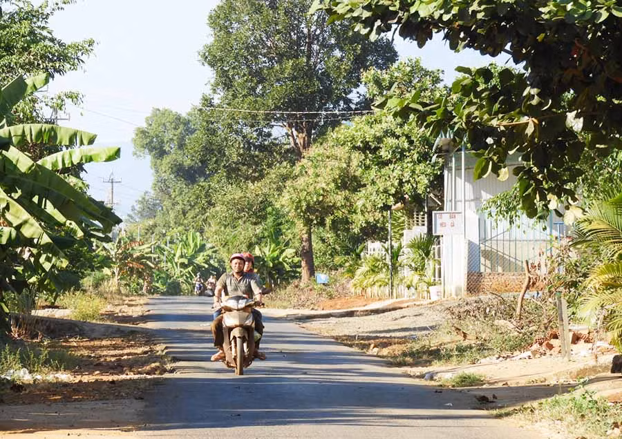  Hạ tầng giao thông được quan tâm đầu tư giúp bộ mặt các thôn làng khởi sắc. Ảnh: L.T
