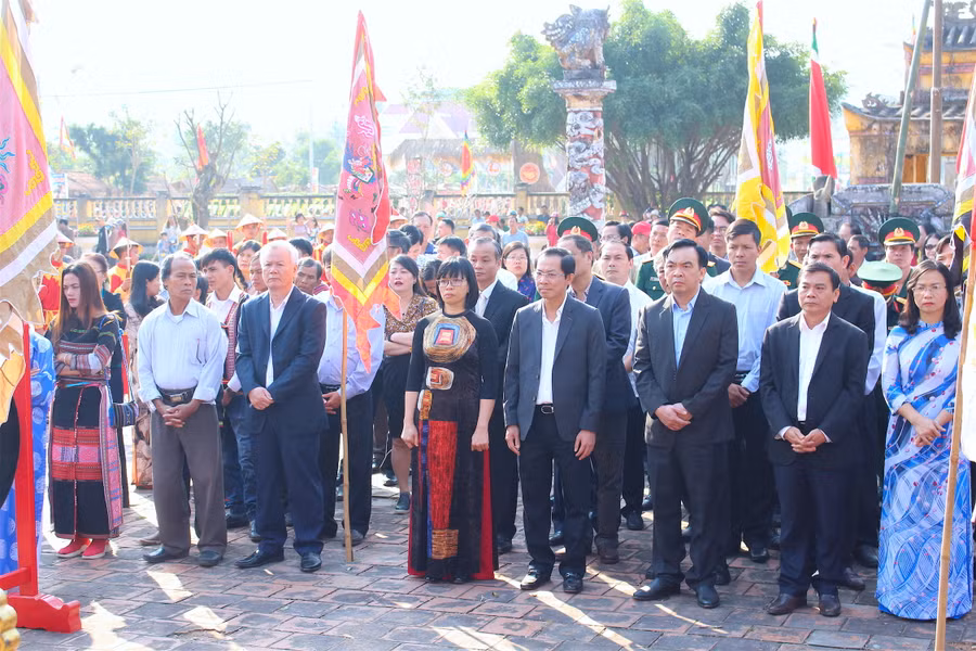 Lãnh đạo tỉnh, các địa phương và nhân dân dự lễ kỷ niệm. Ảnh: Hồng Thi Lãnh đạo tỉnh, các địa phương và nhân dân dự lễ kỷ niệm. Ảnh: Hồng Thi