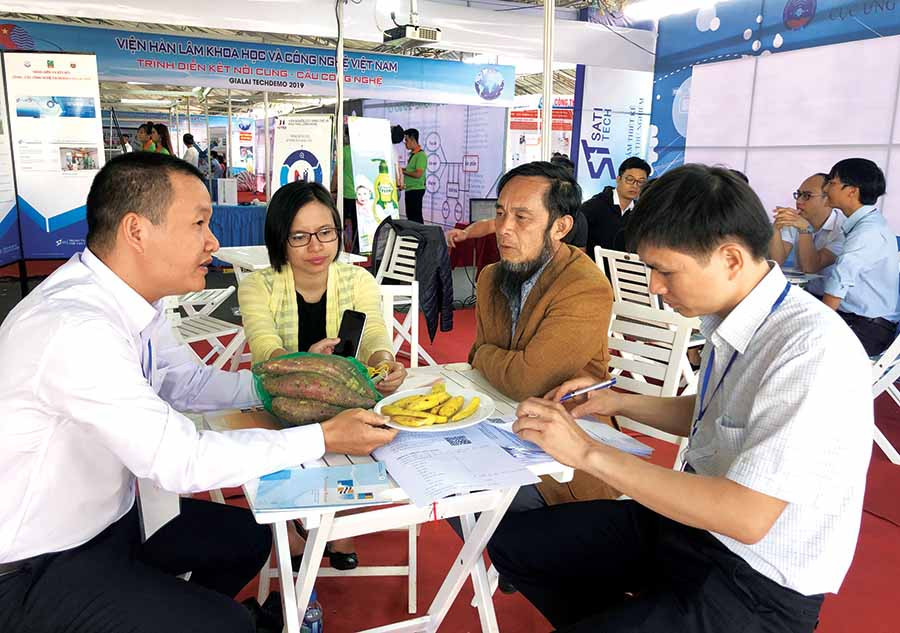 Chuyên gia đến từ Cục Sở hữu trí tuệ (Bộ KH-CN) đang giải đáp thắc mắc cho khách hàng.  Chuyên gia đến từ Cục Sở hữu trí tuệ (Bộ KH-CN) đang giải đáp thắc mắc cho khách hàng.