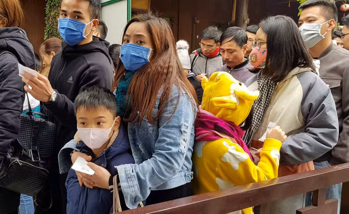 Rất nhiều du khách đeo khẩu trang để đảm bảo sức khỏe tránh lây lan các bệnh về đường hô hấp.