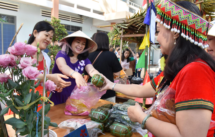 Tập thể giáo viên nhà trường tham gia cùng học sinh vào hoạt động trải nghiệm 
