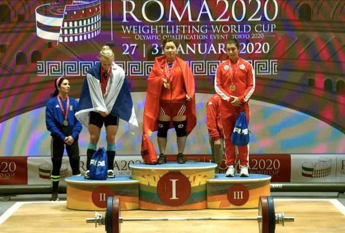 Hoàng Thị Duyên trên bục nhận huy chương vô địch hạng 59kg nữ