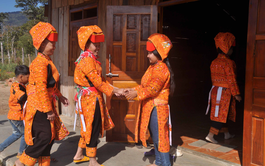 Chúc nhau năm mới an khang, thịnh vượng. Ảnh: Hoành Sơn Chúc nhau năm mới an khang, thịnh vượng. Ảnh: Hoành Sơn