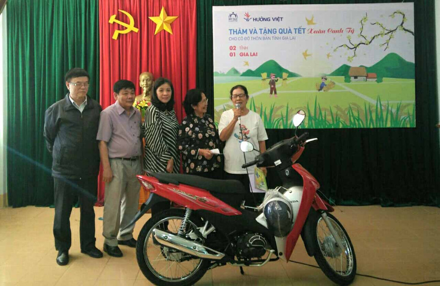 Chị Siu H’jip (ngoài cùng bên phải)- cô đỡ thôn bản buôn Chơ Ma, xã Ia Trôk, huyện Ia Pa cảm ơn đoàn khi được trao tặng chiếc xe máy. Ảnh: Như Nguyện